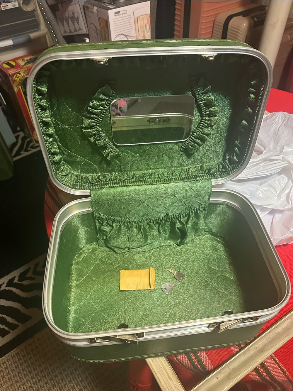 Green Vintage Travel Train Case - Sturdy Cosmetic / Toiletry Bag - Picture 2 of 2
